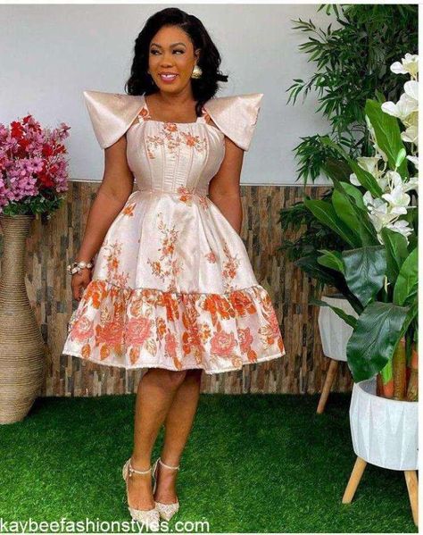 Damask Short Gown Styles, Brocade Styles For Women, African Print Skirt Ankara Styles, Brocade Styles, Dresses African Fashion, Yakoema Fashion, Short Gown Styles, Fancy Short Dresses, Stylish Naija