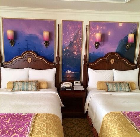 Tangled Guest Room Tokyo Disneyland Hotel Tangled Room, Disney Kids Rooms, Themed Hotel Rooms, Casa Disney, Deco Disney, Disney Bedrooms, Disney Rooms, Disneyland Hotel, Disney Decor