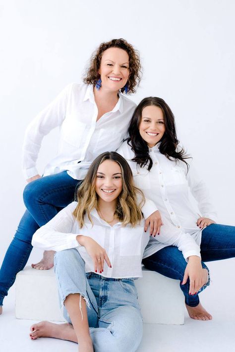 Family Generation Photography, Generations Photography, Studio Makeover, Daughter Photo Ideas, Studio Family Portraits, Family Photo Studio, Mother Daughter Pictures, Family Portrait Outfits, Daughter Photoshoot