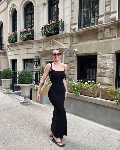 pretending I’m going to the beach for 4th of July weekend ☀️🐚🧳 outfit details: dress @skims bag @mango flip flops @gap glasses @madewell #summeroutfitideas #summeroutfitinspo #summerfashion #skimsdress #strawbag #beachoutfit #beachoutfits #beachoutfitideas #timelessstyle skims dress, dress with flip flops, straw bag, timeless style, chic style, capsule wardrobe Havaianas Outfit, Style Capsule Wardrobe, Nyc Fits, Style Capsule, Straw Beach Bag, Sandals Outfit, Going To The Beach, Weekend Outfit, Style Chic