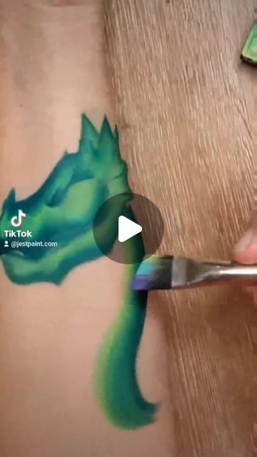 How to paint a dragon with one stroke cake One Minute Face Painting, Face Painting Tutorials Videos, Easy Face Painting Ideas For Kids Boys, Cheek Art Face Paint Simple, Face Paint Videos, Dinosaur Face Paint, Dragon Face Paint, Dragon Face Painting, Face Painting Tips