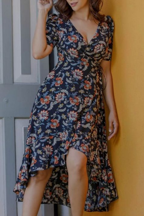 V Neck Frocks For Women, Frock Designs For Women, Short Frocks, Boutique Designs, Floral Dress Design, Floral Frocks, Casual Frocks, Frock For Women, Dress Design Patterns