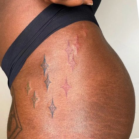 Red Ink On Dark Skin Tattoo Ideas, Tattos On Black Girls, Red Ink On Brown Skin Tattoo, Tattoos Black Women Dark Skin, Minimalist Tattoo Dark Skin, Color Tattoos On Black Women, Color Tattoo Black Skin, Tattoo For Dark Skin Women, Colored Tattoos On Black People