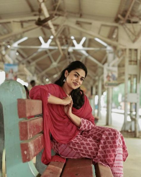 Siddhi Idnani, Train Photoshoot, Stylish Kurtis Design, Simple Kurta Designs, Indian Photoshoot, Beautiful Photoshoot, Photography Poses Women, Curvy Outfits, Indian Beauty Saree