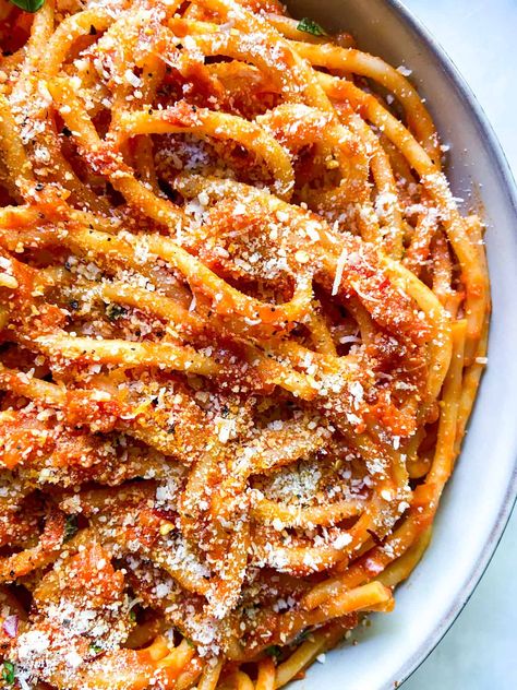 Pomodoro Recipe, Authentic Pasta, Pasta Pomodoro, Bucatini Pasta, Lemon Garlic Pasta, Olive Oil Garlic, Weekend Cooking, Pasta Dinner Recipes, Italian Dinner