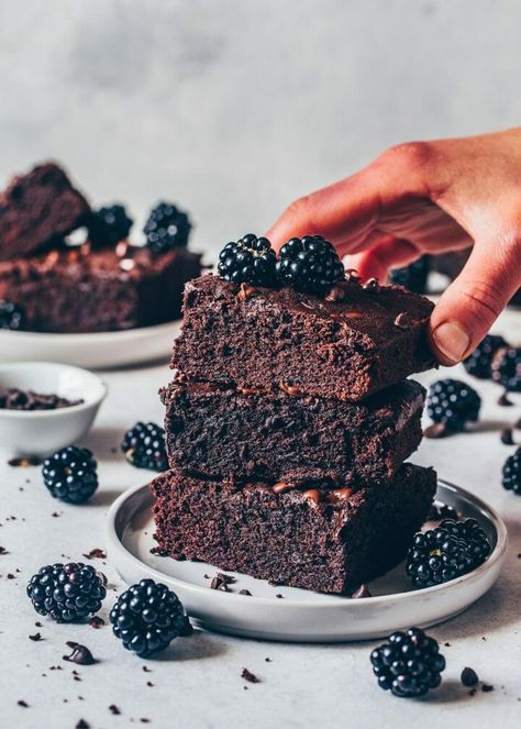 This is the Best Vegan Brownies Recipe! These chocolate brownies are fudgy, moist, gooey, and super easy to make in only 30 minutes, using simple ingredients! The perfect chocolate treat for anytime! Vegan Brownies Easy, Fudgy Vegan Brownies, Best Vegan Brownies, Brownie Vegan, Vegan Brownies Recipe, Vegan Brownies, Brownies Chocolate, Vegan Brownie, Brownies Recipe Easy