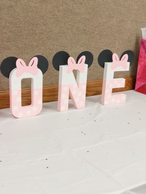 Pink Minnie Mouse Party Ideas, Minnie Mouse Photo Backdrop, Minnie Mouse Goodie Bags Diy, Minnie Mouse Birthday Activities, 1st Birthday Diy Decorations, Diy Minnie Mouse Decorations, Baby Minnie Mouse 1st Birthday, 1st Birthday Minnie Mouse, Minnie Mouse Birthday Theme