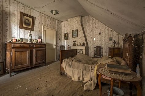 Southern Gothic Aesthetic, Black Paintings, Gothic Bedroom, Ethel Cain, American Gothic, Wooden Floors, Southern Gothic, Gothic Aesthetic, Gothic House