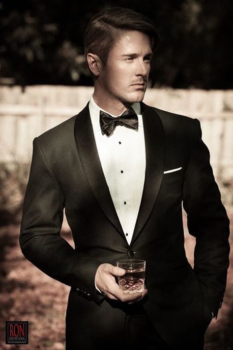 Tuxedo is the classic attire for men and it represents style, class, elegance and personality. There are set rules for wearing a tuxedo and it is important to get them straight. Prom Tux, 3 Piece Suit Wedding, Dinner Jackets, Interview Outfits Women, Don Pedro, Men's Tuxedo, Dinner Suit, Successful Men, Black Tie Affair