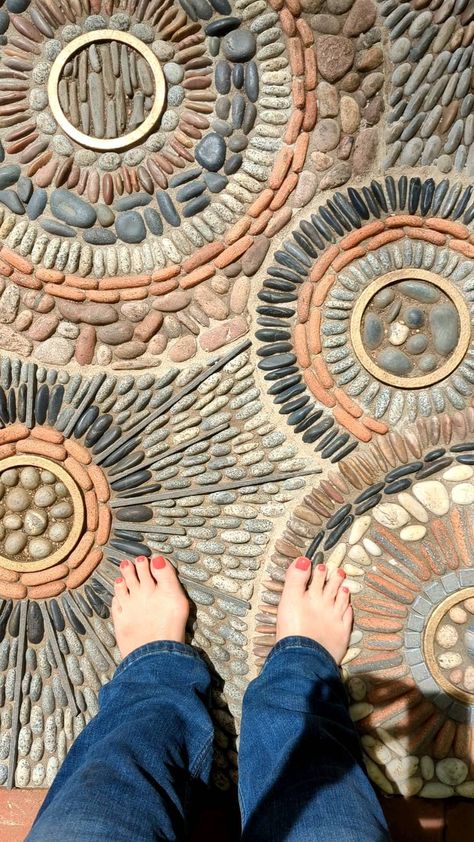 Outdoor Mosaic Floor, Garden Concrete Ideas, Garden Art Installation, Pebble Mosaic Walkway, Mosaic Backyard, Pebble Mosaic Patterns, Stone Mosaic Path, Mosaic Pathway, Stone Pathway Ideas