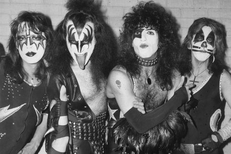 KISS, an American rock band that enjoyed its heyday in the mid-1970s, boasts worldwide popularity for their catchy tunes, elaborate concerts and, of course, their makeup. In fact, the group didn't make an official public appearance without its trademark black-and-white makeup until 1983. Learn ... How To Do Kiss, Weekend Song, Banda Kiss, Kiss Songs, Nyc March, Vinnie Vincent, Kiss Members, Peter Criss, Kiss Army