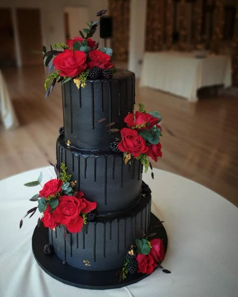 Black Skull Wedding Cake, Dark Fantasy Wedding Cake, Elegant Halloween Wedding Cake, Gothic Cake Wedding, Goth Wedding Food, Dark Cake Ideas, Spooky Wedding Cake, Black And Red Wedding Cake, Black Vintage Cake