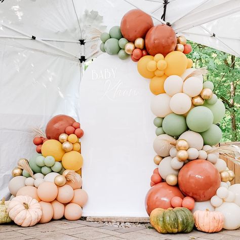 GTA BALLOONS + EVENTS | pumkin spice spice baaaby 🍂 anyone else obsessed with the colour palette?! doesn't get any more fall themed then this! #babyshowerdecor... | Instagram Pumpkin Baby Shower Backdrop, Shower Backdrop, Pumpkin Baby, Baby Shower Backdrop, Baby Shower Pumpkin, Baby In Pumpkin, Autumn Theme, Caramel Apples, Baby Shower Decorations