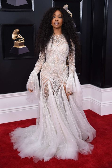 Grammy Awards 2018: Red Carpet Fashion and Dresses #eventdress #celebrity #event #dress Grammy Fashion, Grammy Outfits, Grammy Dresses, Grammy Awards Red Carpet, Grammys Red Carpet, Gala Outfit, Red Carpet Outfits, Atelier Versace, Naeem Khan