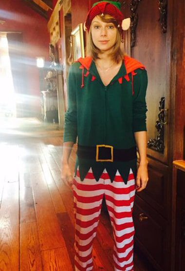 Taylor Swift posted an adorable photo of herself wearing an elf onesie on Christmas Eve -- see the cute pic! Taylor Swift Fotos, Taylor Swift Christmas, Taylor Swift Dress, Estilo Taylor Swift, Solange Knowles, Swift Photo, Pitch Perfect, Blank Space, Janis Joplin