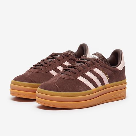 The 70s return in signature style with the adidas Originals Womens Gazelle Bold in AuburnIce PinkGold, featuring a stacked outsole and premium suede that shows off a smooth, serrated stripe look, all in bright Terrace style. The adidas Originals Womens Gazelle Bold is firmly rooted in the adidas archives, elevating a design from the 70s on a stacked outsole, with new colours and details on premium leather, inspired by bold Terrace attitude. These will slide neatly into your wardrobe whatever you Adidas Bold Gazelle, Platform Gazelle, Adidas Gazelle Bold Outfit, Gazelle Bold Outfit, Gazelle Bold, Adidas Gazelle Bold, Adidas Bold, Adidas Gazelle Pink, Adidas Gazelle Women