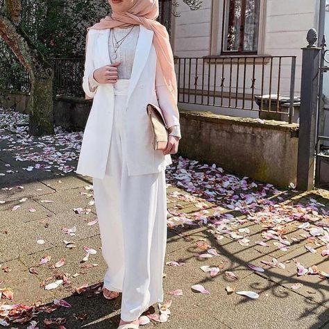 651 mentions J’aime, 0 commentaires - hijab fashion girls (@hijab_fashiongirls) sur Instagram : "#hijabilookbook #fashion #thehijabstyle #hijabmodesty #modesty #hijabstyle #hijabistyle…" Hijabi Graduation Outfits, Outfit Grado, Convocation Outfit Graduation, Modest Graduation Outfit, Graduation Outfit Ideas Hijab, Office Hijab, Convocation Outfit, Style Icons Outfits, Modest Work Outfits