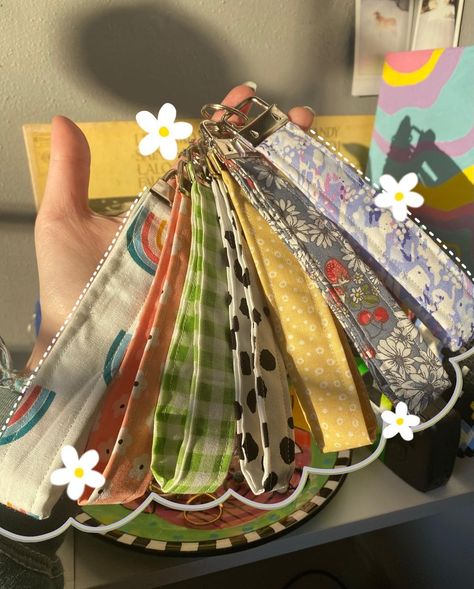 𝙰𝚋𝚋𝚢 𝙶𝚎𝚝𝚜 𝙲𝚛𝚊𝚏𝚝𝚢🦋 on Instagram: “Wristlets! ❁ • ❁ • ❁ These wristlets are soooo handy. It is such a good way to keep all your keys organized, and stay in style. They are so…” Keychains Cute, Cute Keychains, Car Products, Car Key Fob, Key Organizer, Perler Beads Designs, Wristlet Keychain, Perler Bead Art, Car Keychain