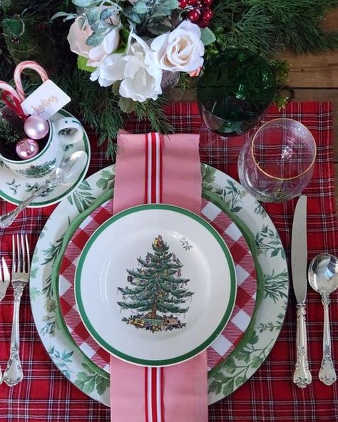 Christmas Spode Tablescape, Christmas Table Spode, Eclectic Christmas Table Setting, Vintage Christmas Place Settings, Spode Christmas Table Settings Ideas, Christmas Spode Table Setting, Christmas China Table Settings, Retro Christmas Tablescapes, Spode Christmas Tree Tablescape