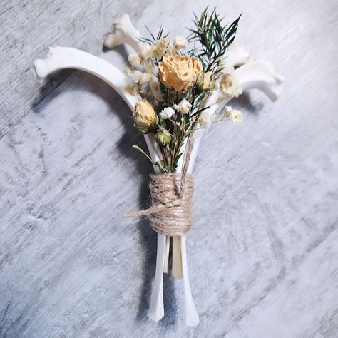 The bone bouquets went down so well yesterday I put together another 2, these are slightly smaller with yellow roses. Only 2 available on my etsy 🖤 If you ever fancy a nosey at my shop, please use link in my bio, share and save option through etsy link really helps my small business with etsy fees 🖤 much love 🙏 #bones#bouquets#roses#taxidermy#curio#oddity#homedecor#witchy#cottagecore#goblincore Oddities Wedding, Bone Crafts Diy, Bone Bouquet, Oddity Crafts, Bones Wedding, Animal Bone Art, Dark Forest Wedding, Animal Skull Decor, Bone Decorations