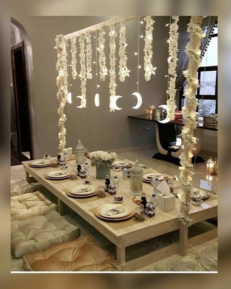 Ramadan Table Setting, Ramadan Table Decor, Diy Eid Decorations, Decoraciones Ramadan, Prayer Room Ideas, ليلو وستيتش, Eid Mubarak Decoration, Iftar Party, Ramadan Kareem Decoration