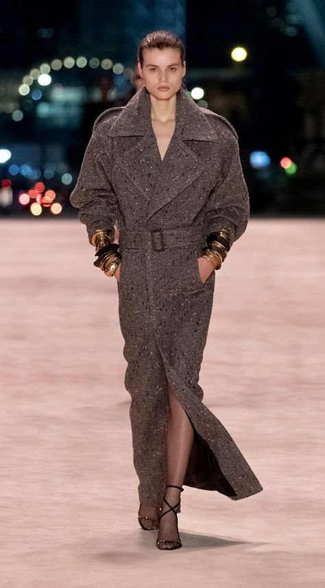 Coat Runway, Chic Outfits Classy, Woman In Suit, Outfit Oversize, Chic Coat, Sophisticated Outfits, Classic Jacket, Street Style Winter, Leather Trench Coat