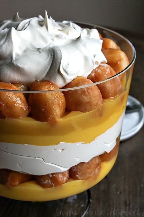 Donut Trifle, Easy Trifle Recipe, Cake Donuts Baked, Potluck Recipes Dessert, Dessert Trifle, Non Chocolate Desserts, Pudding Trifle, Trifle Recipes Easy, Trifle Bowl Recipes