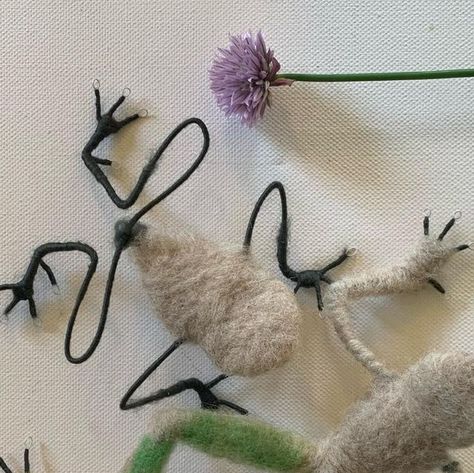 Needle Felted Lizard, Needle Felted Frog Tutorial, Needle Felt Frog, Needle Felted Frog, Felted Frog, Felting Tips, Diy Frog, Wire Armature, Frog Life