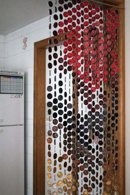 Curtain made of Nespresso coffee capsules... Great idea & since my machine should arrive tomorrow I need to assuage my "garbage-guilt" by planning a use for the used capsules. Recycle Coffee Pods, Coffee Pods Art, Coffee Pods Crafts, Nespresso Diy, Nespresso Crafts, Nespresso Coffee Capsules, Nespresso Pods, Nespresso Coffee, Repurposed Art