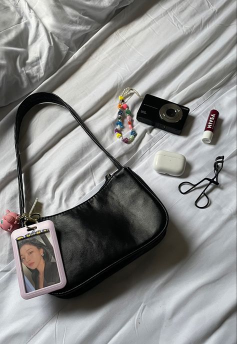 #pursesandhandbags #pursesandbags #purse #aesthetic #essentials #kpop Whats In My Bag Aesthetic Korean, Korean Bag Aesthetic, Kpop Bag Aesthetic, Totes Aesthetic, Kpop Essentials, Kpop Bag, Aesthetic Essentials, Concert Bag, Purse Aesthetic