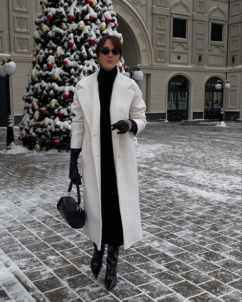 White Long Coat Outfit, White Coat Outfit, Eurotrip Outfits, Winter Night Outfit, Long White Coat, Mantel Outfit, Winter White Outfit, Long Coat Outfit, White Wool Coat