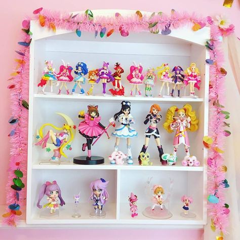 🌸🎀🌸 Pixielocks House, Kawaii Shelf, Anime Display, Figure Shelf, Kawaii Rooms, Gamer Room Design, Manga Shelf, Kawaii Bedroom, Girl Figure