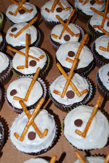 Hockey Stick Cupcakes, these are obviously from someone's flickr so there is no link to really get to. But, OMG..... I HAVE TO MAKES THESE for the girls! These look AWESOME! Hockey Cupcakes, Cup Wallpaper, Hockey Cakes, Hockey Birthday Parties, Hockey Party, Hockey Birthday, Hot Chocolate Marshmallows, Chocolate Marshmallows, Themed Cupcakes