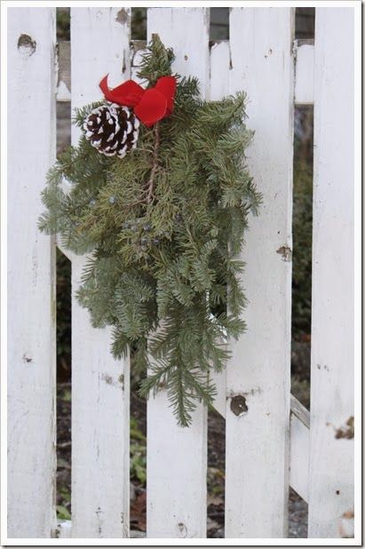 Christmas decor on the picket fence gate Christmas Wreath On Fence Gate, Picket Fence Christmas Ideas, Christmas Picket Fence Decor, Christmas Fence Decor, Christmas Greenery Decor, Door Painting Ideas, Christmas Fence, Sliding Gate Design, Gate Design Modern