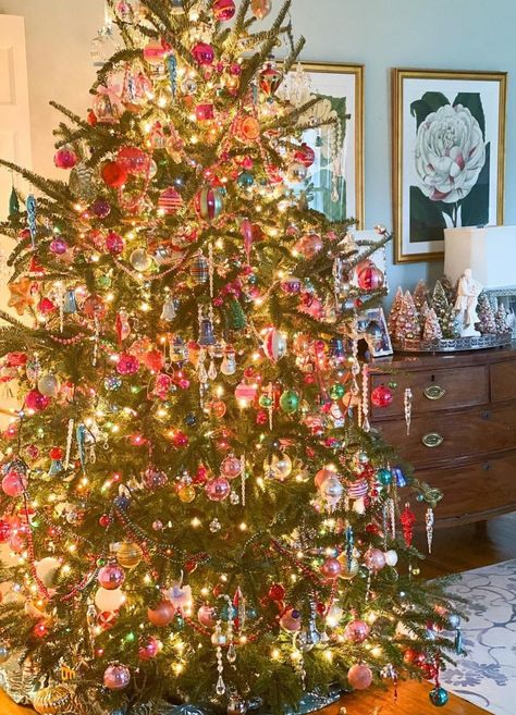 White Christmas Tree Vintage, Christmas Tree Ideas Nostalgic, Colorful And White Christmas Lights, Colourful Lights Christmas Tree, Vintage Multicolor Christmas Tree, Multicolor Christmas Tree Lights, Traditional Christmas Tree With Tinsel, Vintage Christmas Tree Colored Lights, Shiny Bright Christmas Tree