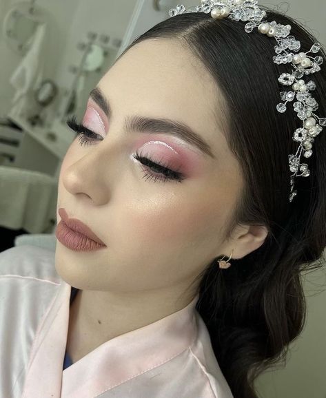 Prom Makeup Looks For Pale Skin, Pink Eyeshadow Looks Quince, Blush Pink Quinceanera Makeup, Sweet 16 Makeup Tutorial, Quince Makeup Light Pink, Makeup Quinceanera Pink, Make Up Sweet 16, Quincenera Makeup Pink, Pink Makeup Quinceanera