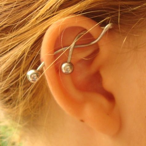 industrial... This is really cool! Ear Industrial, Belly Ring Piercing, Industrial Bars, Ear Piercings Industrial, Industrial Piercings, Ear Peircings, Industrial Piercing Jewelry, Ear Piercings Chart, Types Of Ear Piercings