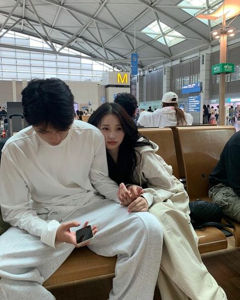 사진 촬영 포즈, Couples Vibe, Ulzzang Couple, Korean Couple, Couple Outfits, Couple Aesthetic, Poses For Pictures, Cute Couple Pictures, Cute Couples Goals