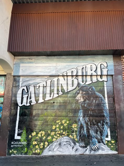 Pigeon Forge Tennessee Cabins, Bear Mural, Tennessee Family Vacation, Southern Gothic Aesthetic, Gatlinburg Tennessee Vacation, Bear Flowers, Tennessee Outfits, Smokey Mountains Vacation, Smoky Mountains Tennessee