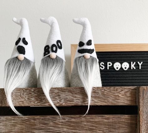 These Ghost Gnomes Make Adorable Halloween Decorations Ghost Gnomes, Large Gnomes, Bunny Bread, Ghost Diy, Halloween Gnome, Gnomes Diy, Bottle Toppers, Scandinavian Gnomes, Diy Gnomes