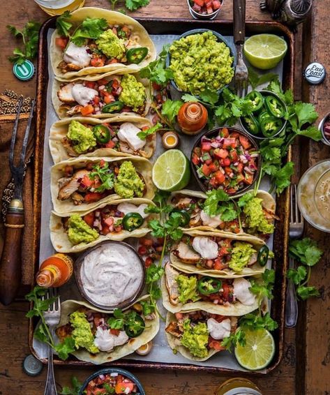 Sommer Mad, Grilled Chicken Tacos, Party Food Platters, Chicken Tacos, Food Platters, Food Presentation, Tortillas, Grilled Chicken, Food Inspiration