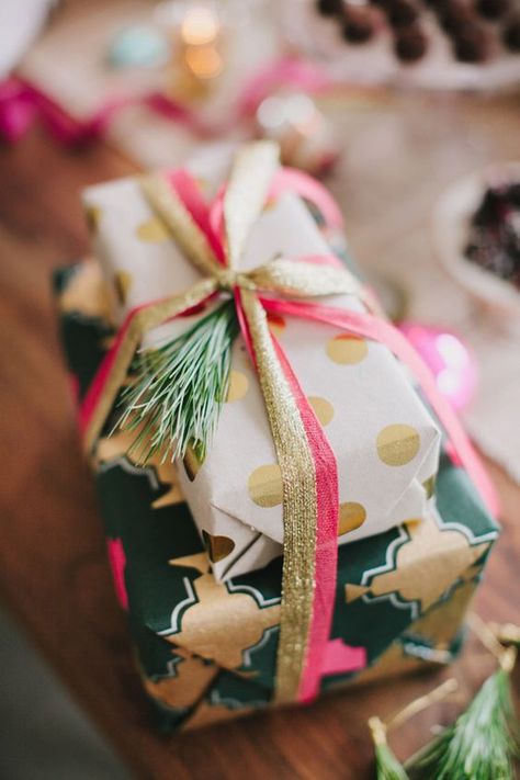 The Ultimate Wedding Registry Checklist for Modern Couples! Santa Gift Setup Ideas, Yarn Wrapped Gifts, Fun Christmas Wrapping Ideas, Pink Diy, Colorful Gift Wrapping, Creative Wrapping, Wrapping Inspiration, Cake Gift, Pink Forest