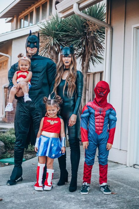 This list has all of the best family Halloween costumes. They work with baby, with toddler, and with kids. These costumes work well for 3 people, for 4 people, for 5 people, and more. These ideas are scary, funny, cute, unique, easy, and DIY. Some of the costumes include Peter Pan, circus, Toy Story, Mario Kart, Star Wars, superheroes, Hocus Pocus, Wizard of Oz, Harry Potter, The Incredibles, and other Disney costumes. Costume Halloween Famille, Stranger Things Halloween Costume, Family Themed Halloween Costumes, Incredibles Costume, 3 People Costumes, Meme Costume, Halloween Parejas, Themed Halloween Costumes, Superhero Halloween