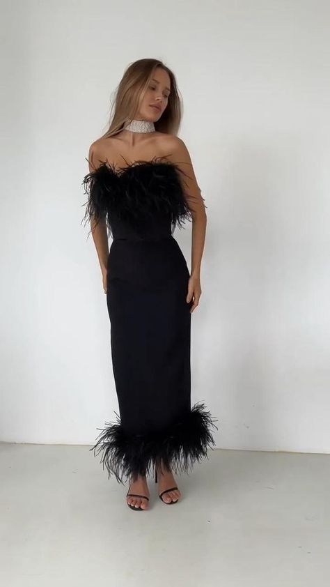 Black Dresses With Feathers, Masquarede Ball Outfit, Masquarede Ball Outfit Woman, Long Dress With Feathers, Graduation Dresses University, Graduation Dress University, Nigerian Traditional Dresses, Black Bridal Dresses, Fancy Black Dress