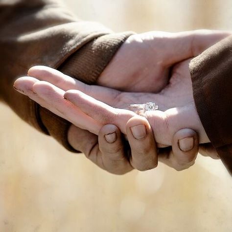 The ring Glenn gave to Maggie Glenn And Maggie, Beth Greene, Glenn Rhee, Maggie Greene, Apocalypse Aesthetic, Peeta Mellark, Albus Dumbledore, Katniss Everdeen, Red Dead Redemption