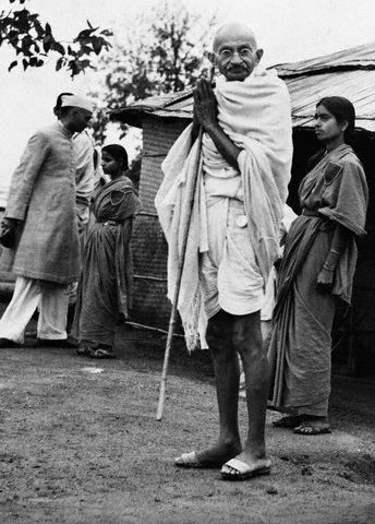 Mahatma Gandhi acknowledging the greetings of supporters - 1940 Mahatma Gandhi History, Mahatma Gandhi Photos, Gandhi Ji, Subhas Chandra Bose, Arte Yoga, Indian Legends, Mahatma Gandhi Quotes, Gandhi Jayanti, Indira Gandhi