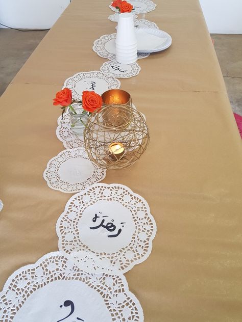 Paper doily and brown paper table setting. Arabic name tags. Brown Paper Tablecloth, Paper Table Setting, Paper Napkin Folding, Paper Tablecloth, Paper Table, Paper Doilies, Napkin Folding, Food Table, Grad Party