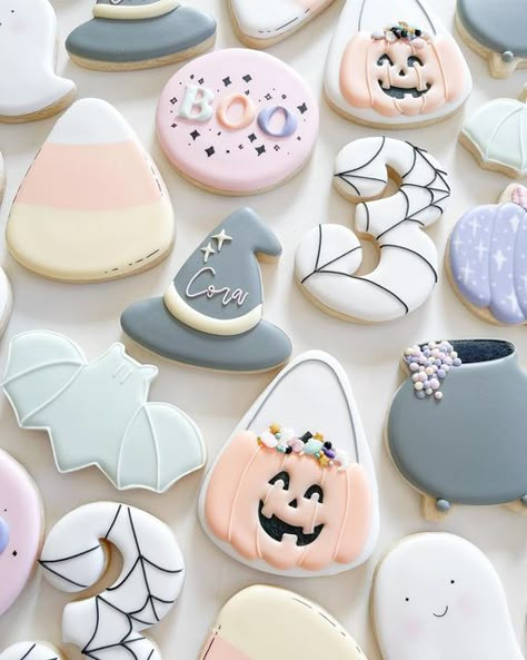 Cute Halloween Cookies Decorated, Birthday Halloween Cookies, Pastel Halloween Cookies, Halloween Birthday Cookies, Biscuit Halloween, Boo Cookies, Halloween Cookie Designs, Galletas Halloween, Halloween Sugar Cookies Decorated