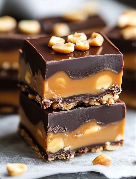 Health meal, low carbs meals, keto meal Snickers Copycat Recipe, Snickers Fudge Recipe, Snickers Fudge, Holiday Fudge, Easy Christmas Candy Recipes, Snickers Candy Bar, Snickers Candy, Homemade Caramel Sauce, Coconut Pecan