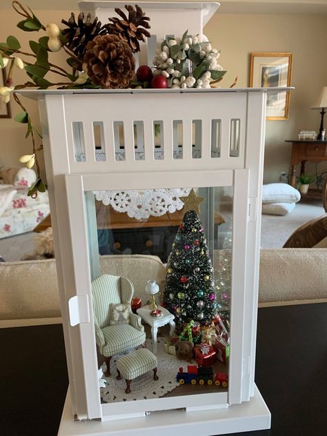 Lantern Christmas Decor, Lantern Crafts, White Christmas Tree Ideas, Christmas Shadow Boxes, Lantern Christmas, Lantern Ideas, Minimalist Christmas Tree, Christmas In Heaven, Doll House Crafts